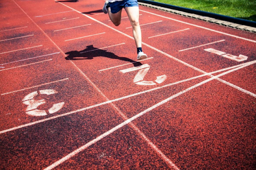 托马斯·弗兰克因指责球迷嘘门将引发争议，面临解雇风险，热刺战绩不佳，球迷矛盾加剧，球队正寻求替补教练。