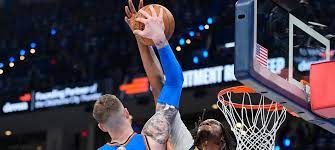 杨瀚森带女友赴美引发争议，好友崔永熙称其应专注篮球，网友支持其在球场表现。